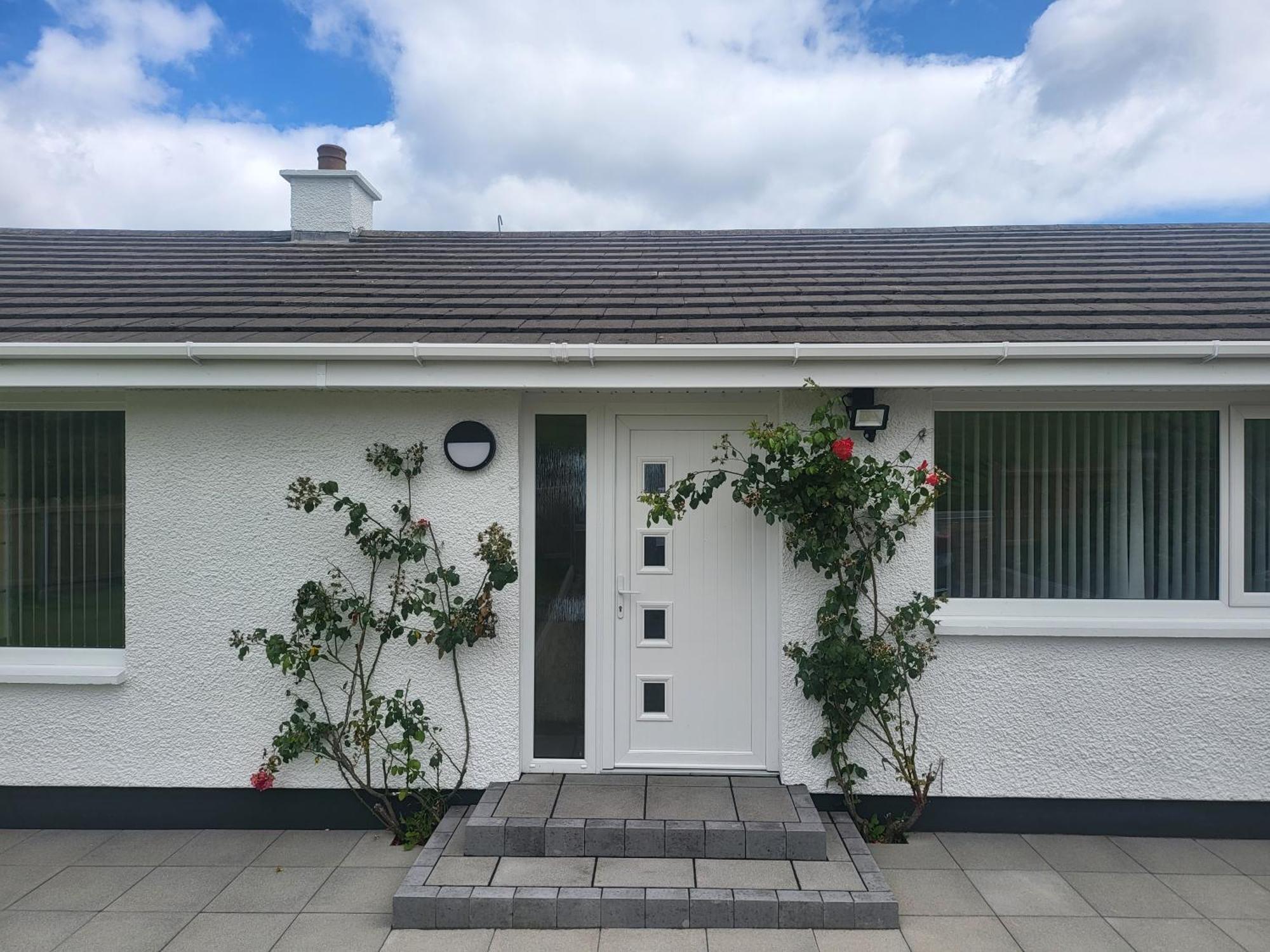 Royal Court Hotel Portrush Bagian luar foto