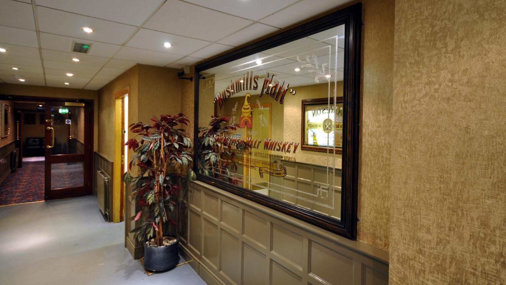 Royal Court Hotel Portrush Bagian luar foto