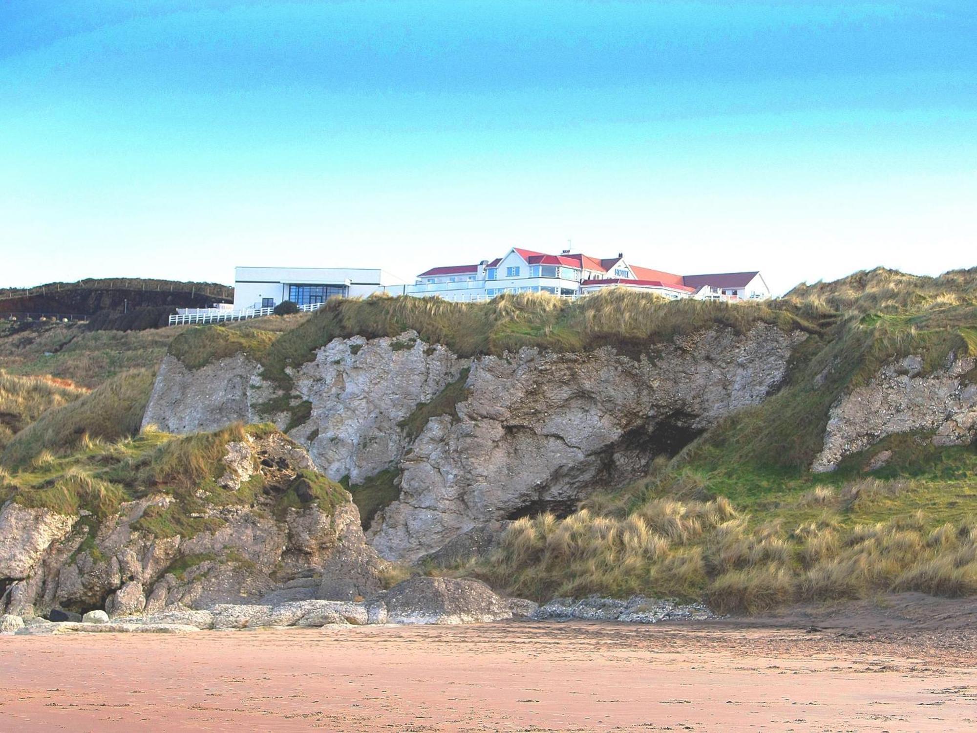 Royal Court Hotel Portrush Bagian luar foto
