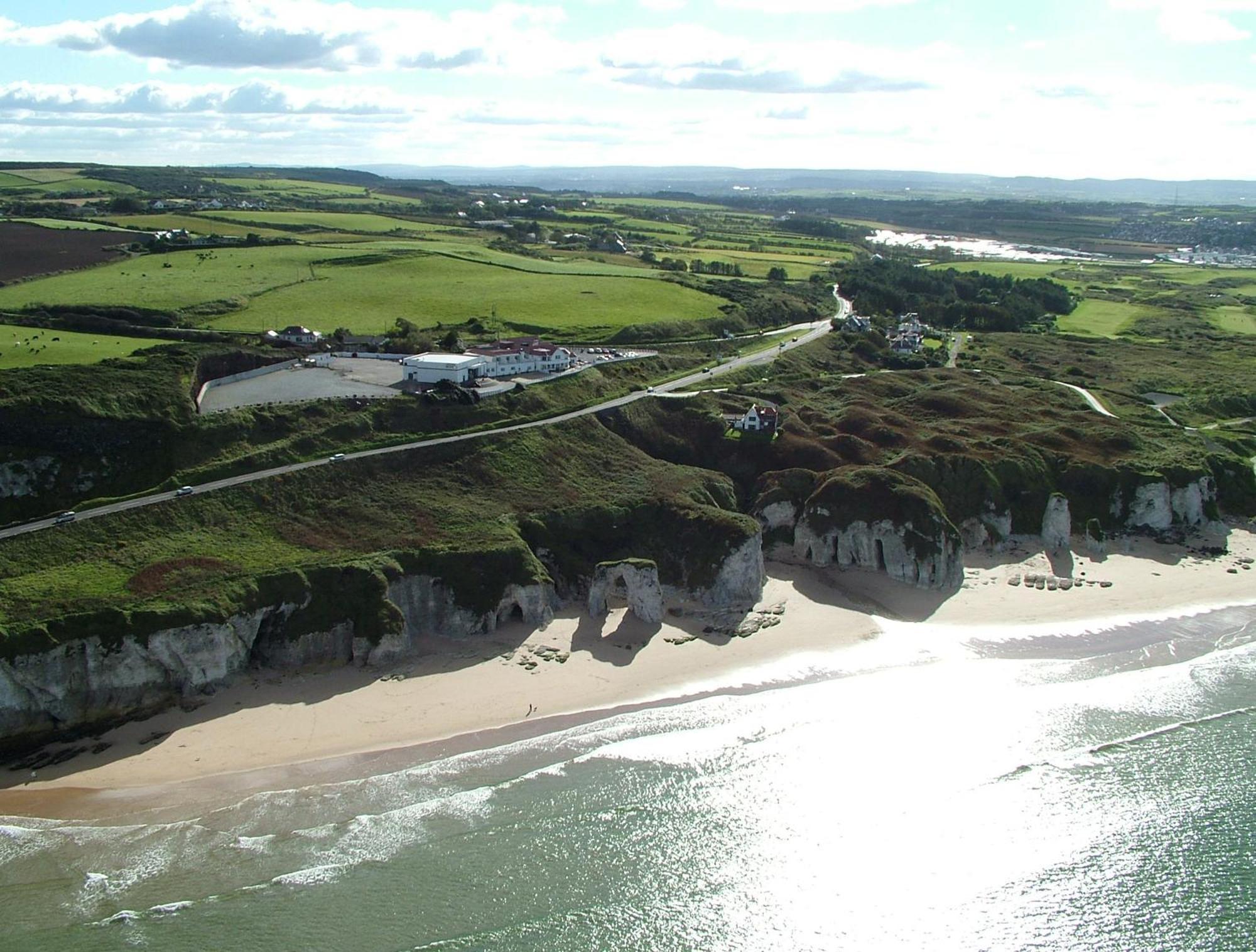 Royal Court Hotel Portrush Bagian luar foto