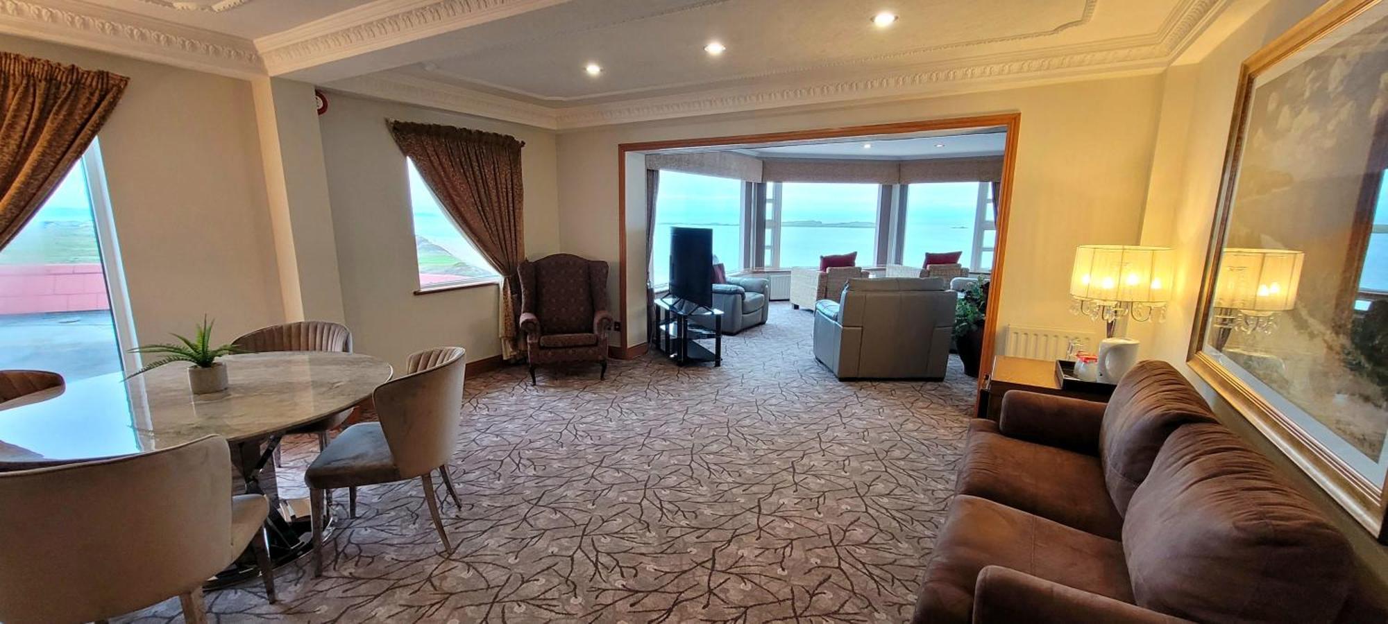Royal Court Hotel Portrush Bagian luar foto