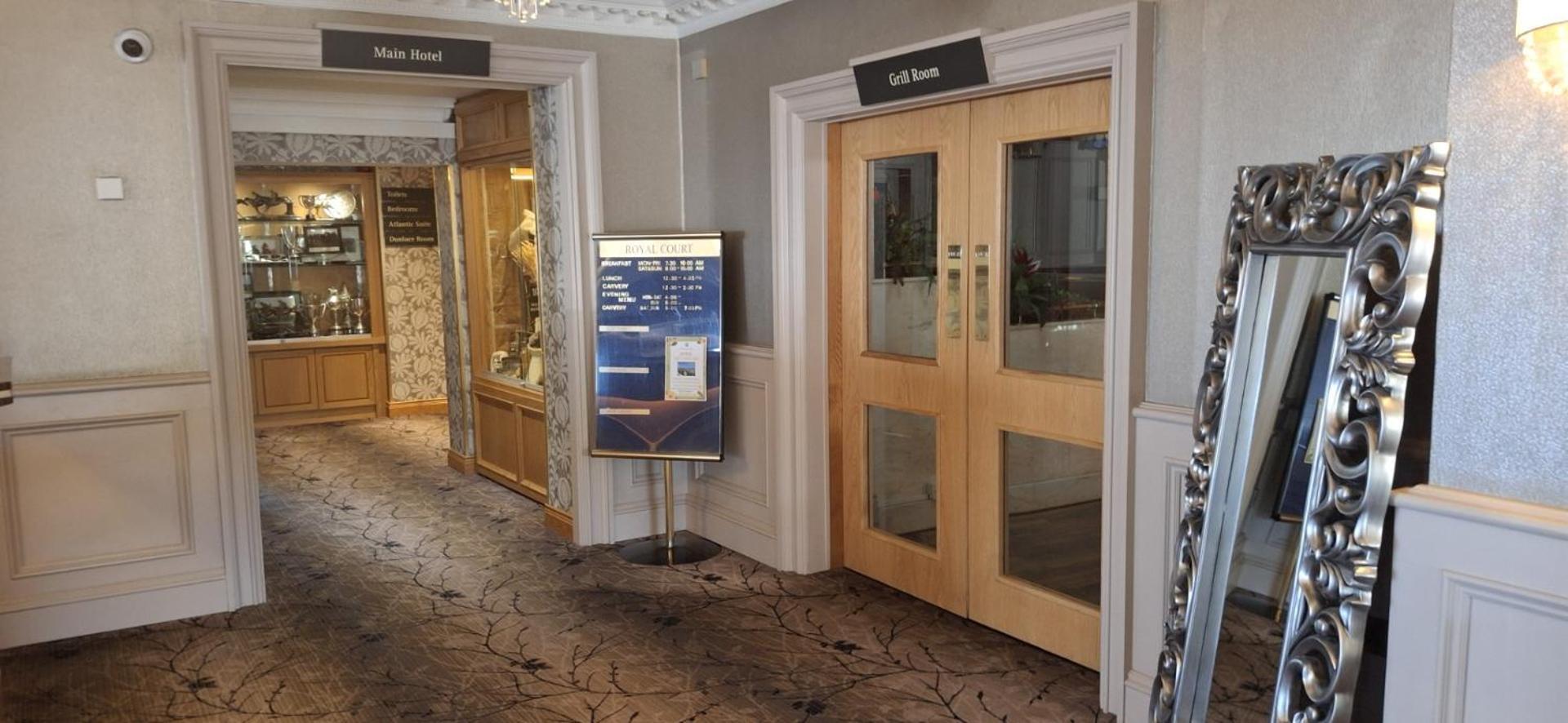 Royal Court Hotel Portrush Bagian luar foto