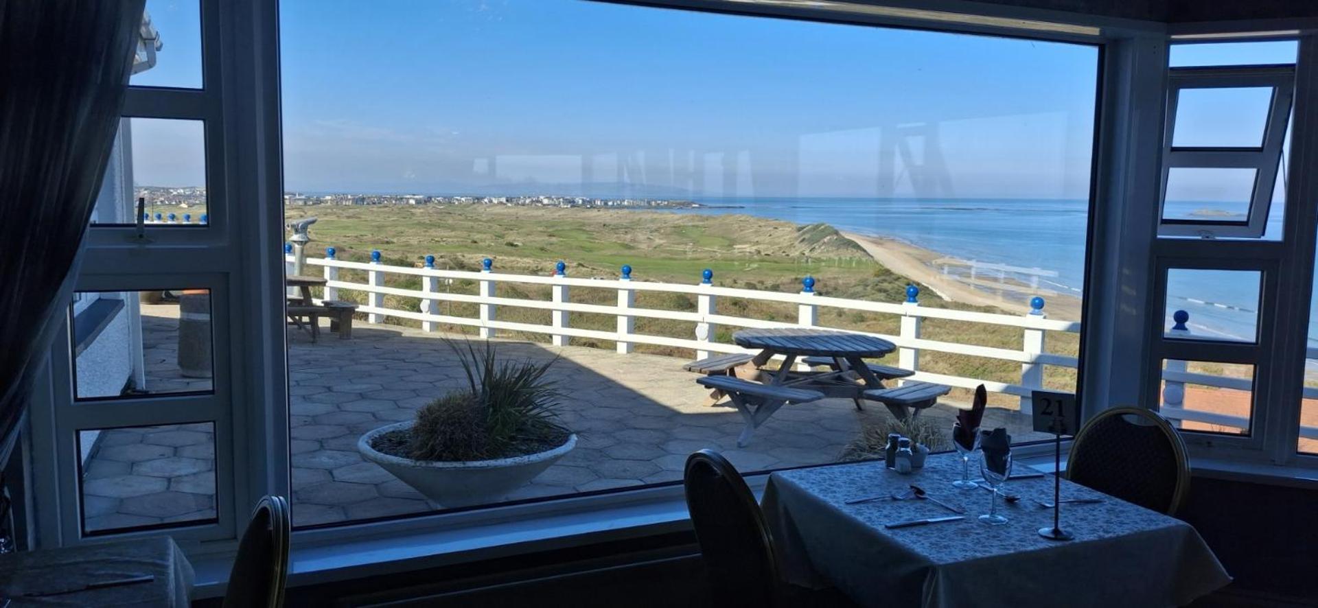 Royal Court Hotel Portrush Bagian luar foto