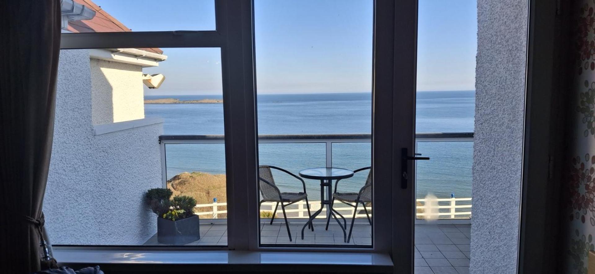 Royal Court Hotel Portrush Bagian luar foto