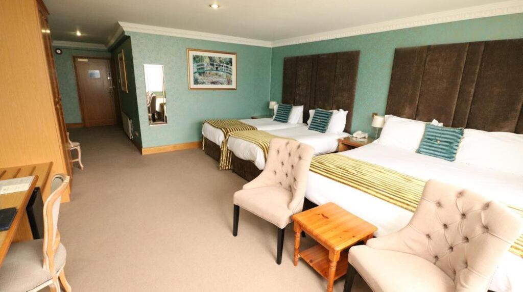 Royal Court Hotel Portrush Bagian luar foto